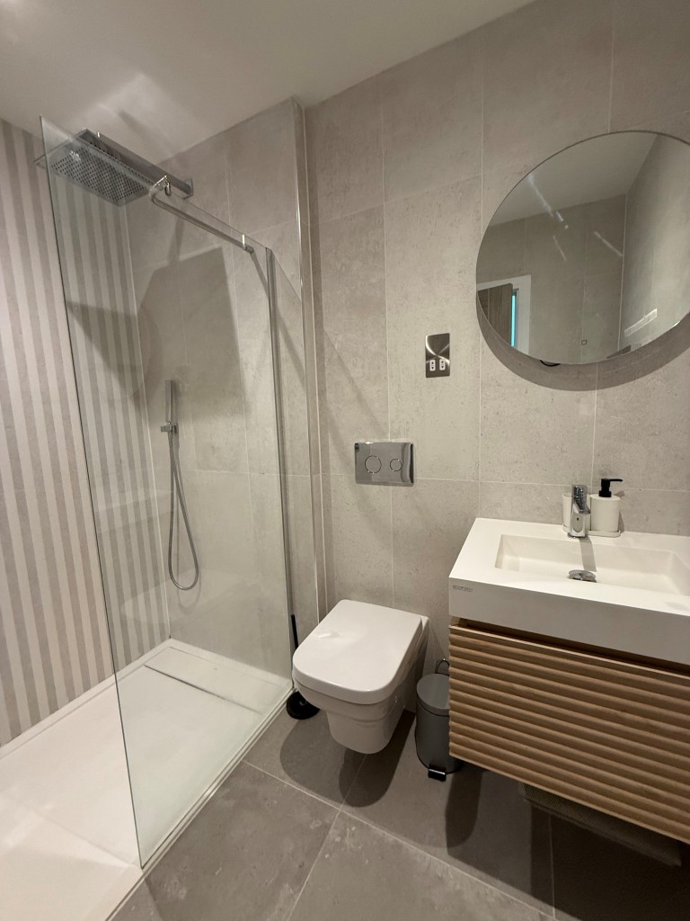 Lot: 132 - SPACIOUS TWO-BEDROOM APARTMENT WITH STUNNING SEA VIEWS AND PARKING - En-suite to bedroom two